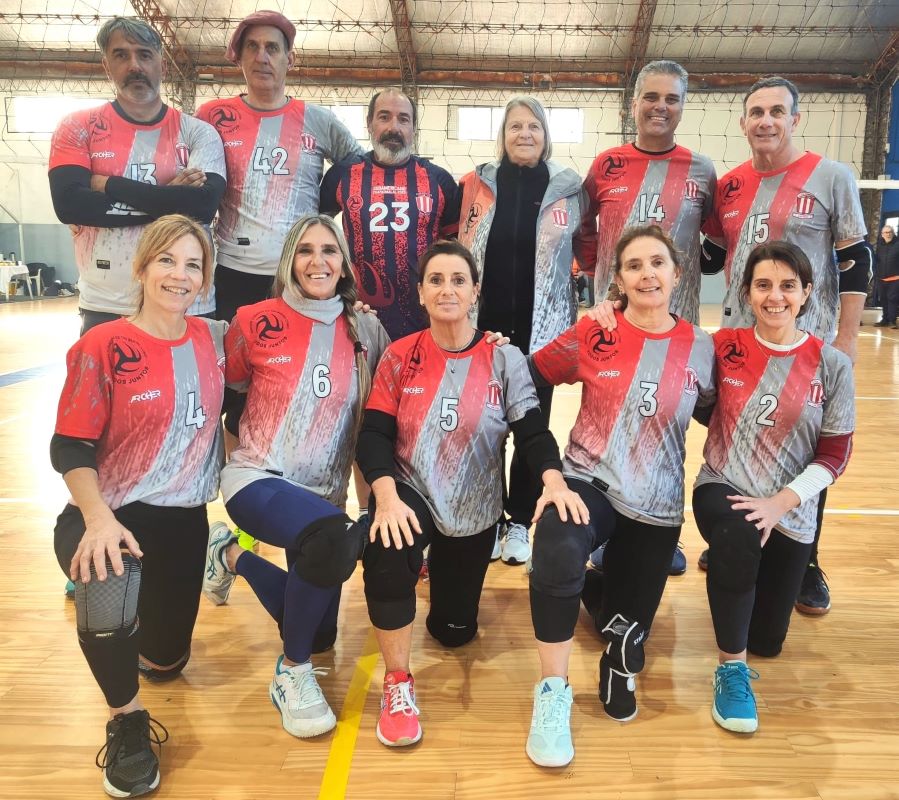 CA9deJulio's tweet photo. Nuevo título de campeón de Newcom mixto +50, para el equipo del Club Atlético, disputado hoy 20 en Ranchos (Gral. Paz) después de ganarle a La Plata, F.Varela, Ranchos, Las Flores y el equipo Porteño del Club Alberdi, conocido como Indomables, al que Kosiucos venció 15-7 y 17-16 https://t.co/RXyv4TIpuF