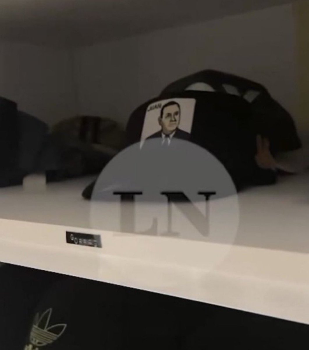atlanticsurff's tweet photo. INSAURRALDE TIENE LA GORRA DE PERÓN JUNTO A LOS MILLONES DE DÓLARES QUE NOS ROBÓ. QUE DIVINO TODO. 👇👊💣✌🏿💵 https://t.co/QuTF2k2nxB