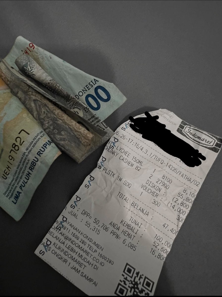 txtharihariWNI's tweet photo. Warga..minta pendapat nya donk
Jadi gini, aku ada nemuin di saku celana suami struk belanja indomaret yg jarak nya 2 km dari rmh.
Isi belanjaan nya kiranti yg rasa lychee 1 dan cokelat chunky cashew 2 pc. Total nya 47.400
Nah, struk itu kegulung ama duit 52 rb..yg arti nya itu kembalian belanja nya kan?
Sementara aku ga pernah merasa nyuruh atau menerima belanjaan itu
Kira2 apa pendapat warga?

cs:threadsbungaku_putri