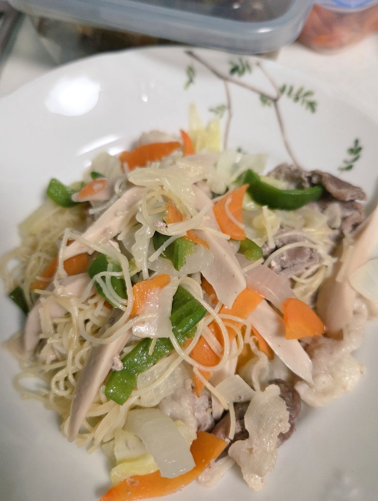 juniperberries6's tweet photo. やる気がおきなかった昨日、お風呂入ってなんとかリセットして、ご飯作れた
もやしとワカメのポン酢和え
にんじんの塩クミン炒め
たまこん風こんにゃく煮
焼きビーフン https://t.co/amYVt73h0K