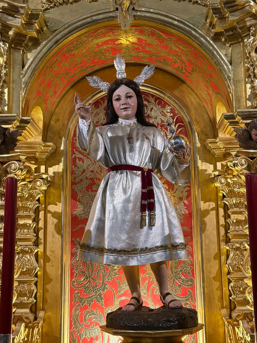 DN_Estepa's tweet photo. Recibimos la llegada del tiempo estival con el cambio de atavío de nuestros Sagrados Titulares.

El Dulce Nombre de Jesús luce túnica de tisú de plata con registro de encaje de oro de Punto de España, ceñida con fajín de terciopelo encarnado rematado con borlas de https://t.co/PkRh72NASt