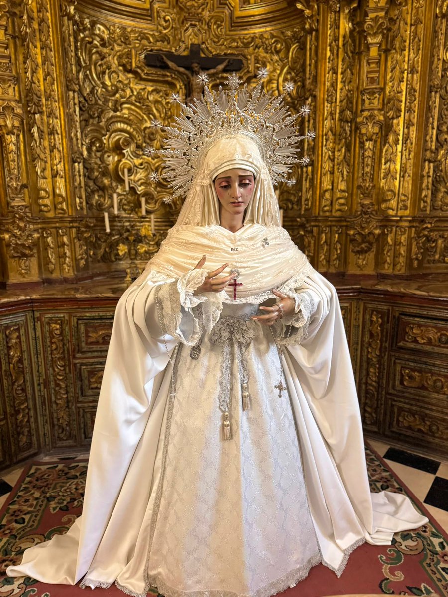 DN_Estepa's tweet photo. Recibimos la llegada del tiempo estival con el cambio de atavío de nuestros Sagrados Titulares.

El Dulce Nombre de Jesús luce túnica de tisú de plata con registro de encaje de oro de Punto de España, ceñida con fajín de terciopelo encarnado rematado con borlas de https://t.co/PkRh72NASt