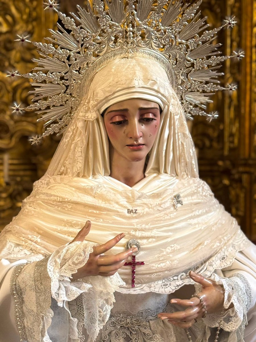 DN_Estepa's tweet photo. Recibimos la llegada del tiempo estival con el cambio de atavío de nuestros Sagrados Titulares.

El Dulce Nombre de Jesús luce túnica de tisú de plata con registro de encaje de oro de Punto de España, ceñida con fajín de terciopelo encarnado rematado con borlas de https://t.co/PkRh72NASt