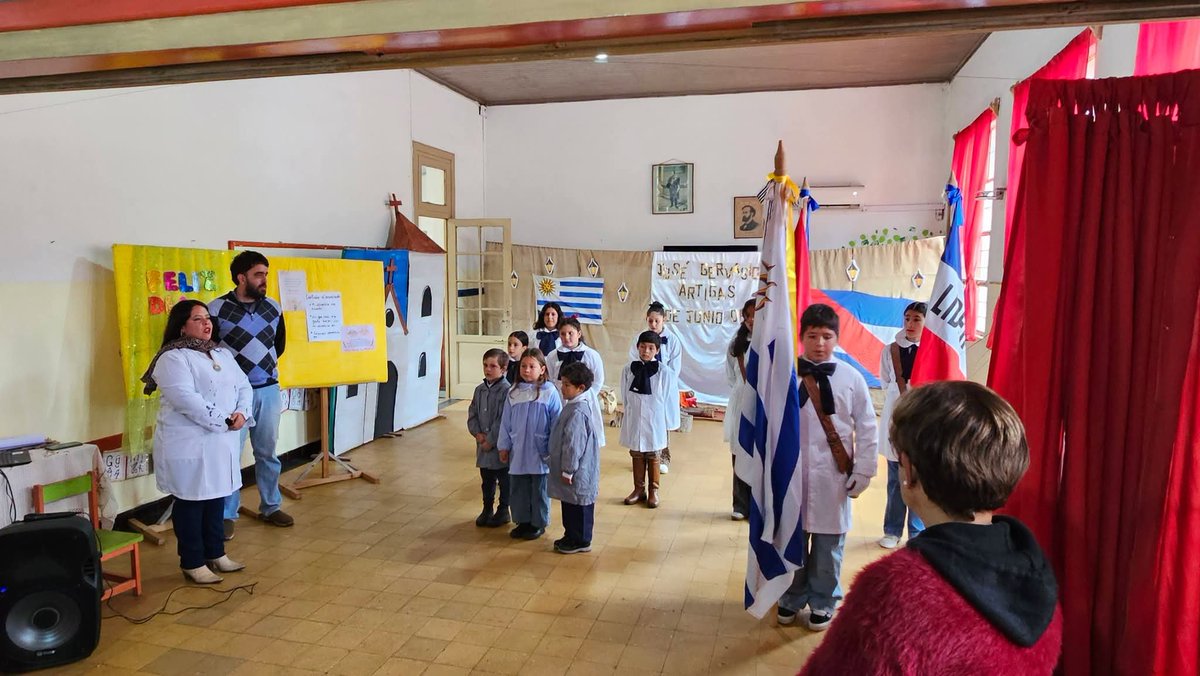 RadioZSM's tweet photo. En el natalicio de Artigas, Radio Zorrilla de San Martín llegó a la Escuela Nº 31 de Cerro de Batoví para reflejar cómo la comunidad rural vive esta fecha. El profesor Nardo Furtado compartió un mensaje sobre identidad, educación, patrimonio y futuro. 

#RadioZSM https://t.co/PVqNQxySpS