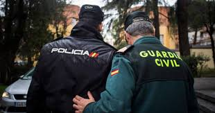 Napotuiter's tweet photo. Menos mal que tenemos hombres valientes en las calles y en los juzgados. https://t.co/GPd420NCDt