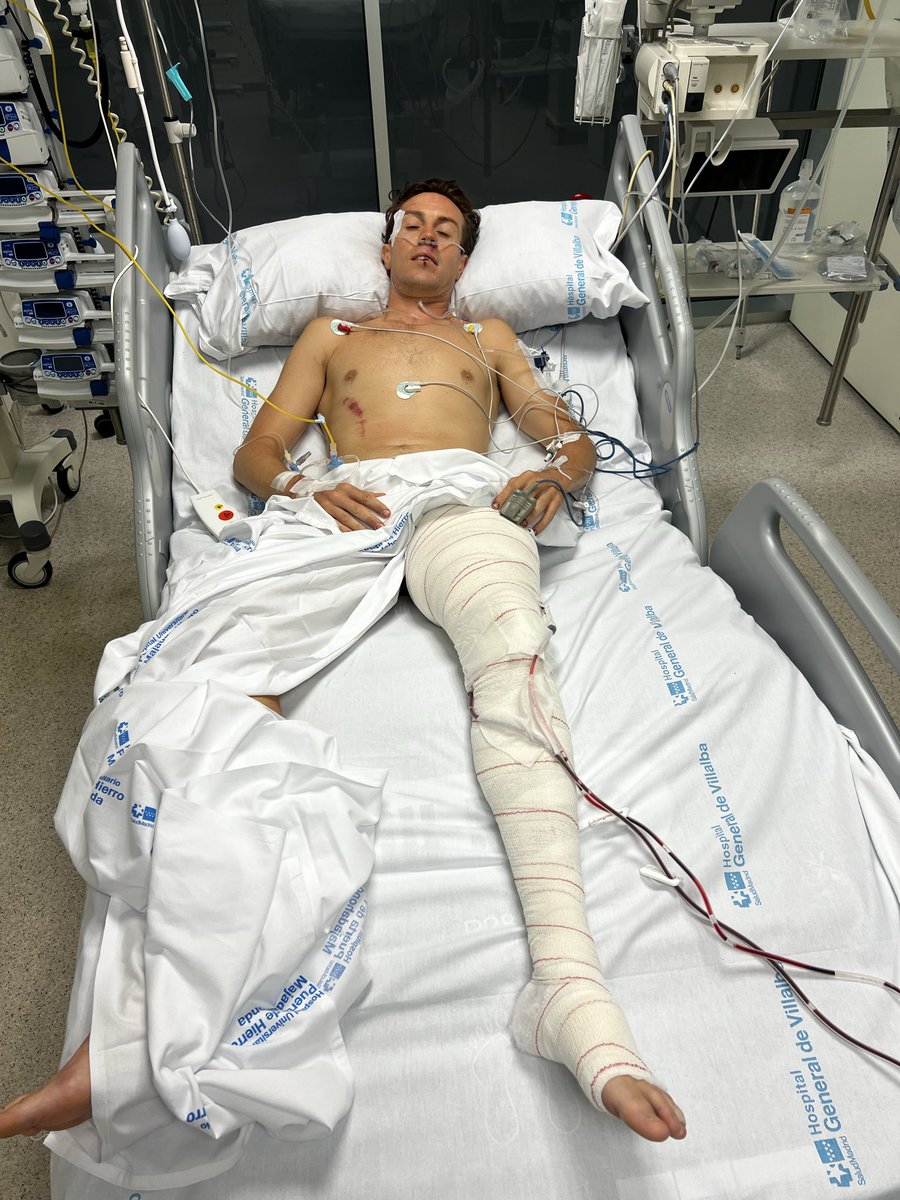 MAngelSilva's tweet photo. Dios le da sus peores batallas a los mejores guerreros. Un espartano. Como el que tiene tatuado en su pierna derecha y siempre le digo que se borre algún día. No osaré hacerlo más. Que la sangre derramada no la gane la tierra, sino la vida. Fuerza hermano @Tomasangulo8 https://t.co/lsfHLruBTw