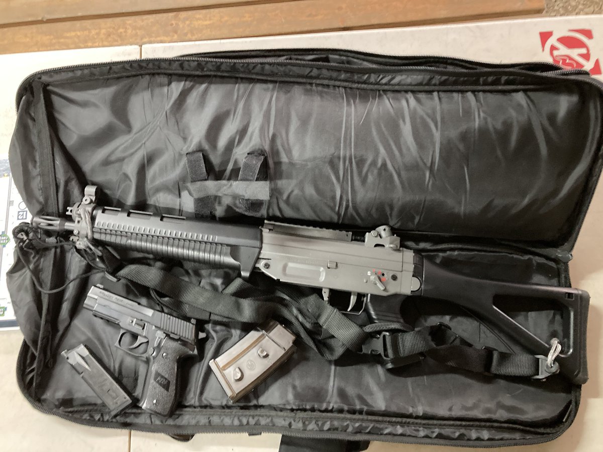 kazzyxr50motard's tweet photo. 6月のサバイバルゲーム🪖
リハビリ兼ねて、サバイバルゲーム🪖
SEALSにて
MARUI 
SIG 550
TANAKA WORKS 
SIG SAUER P226
#サバイバルゲーム
#サバゲー
#MARUI
#tanakaworks
#SEALS https://t.co/9W8dOWJrdG