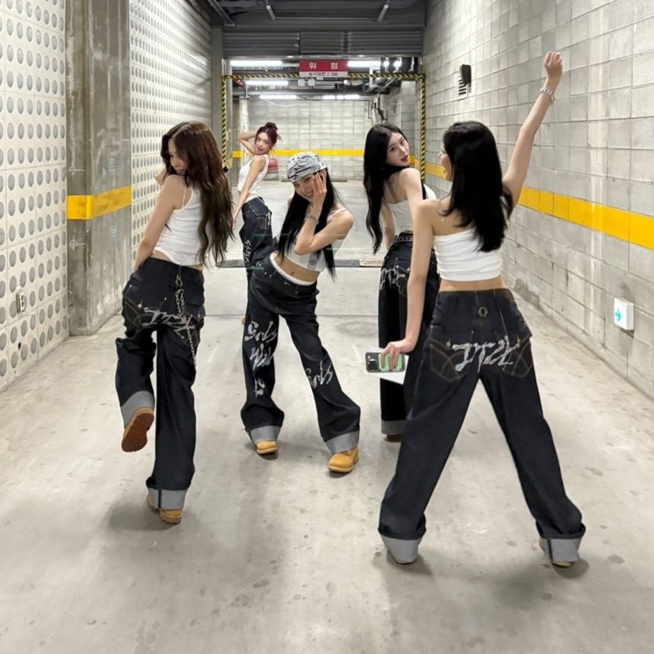 itzyshots's tweet photo. mourning the fact they never would never sell these pants as merch💔 https://t.co/WpRbTLfFVs