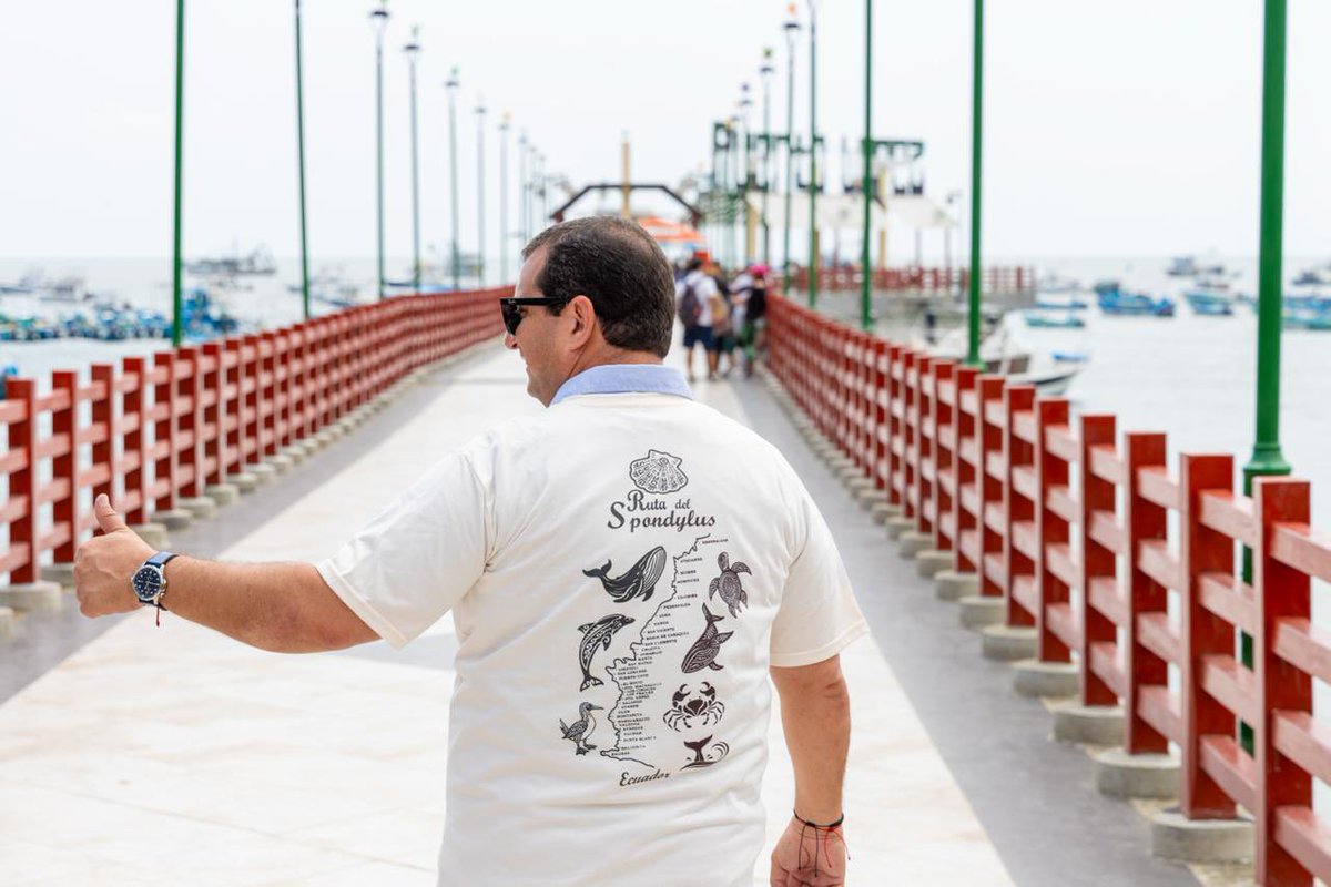 Leoorlandoa's tweet photo. Con enorme alegría entregamos la rehabilitación del muelle turístico de Puerto López, una obra que fortalece el turismo, dinamiza la economía local y prepara al cantón para una nueva temporada de avistamiento de ballenas jorobadas. 

Con una inversión superior a los 96 mil dólares, recuperamos un espacio emblemático que recibe cada año a miles de visitantes que llegan para admirar uno de los espectáculos naturales más impresionantes del planeta y que ocurre en las costas manabitas. 

Las ballenas jorobadas recorren más de 8 mil kilómetros para llegar a Puerto López, un viaje extraordinario que cada año llena de vida nuestras costas, fortalece el turismo y proyecta al mundo la belleza natural de Manabí.
