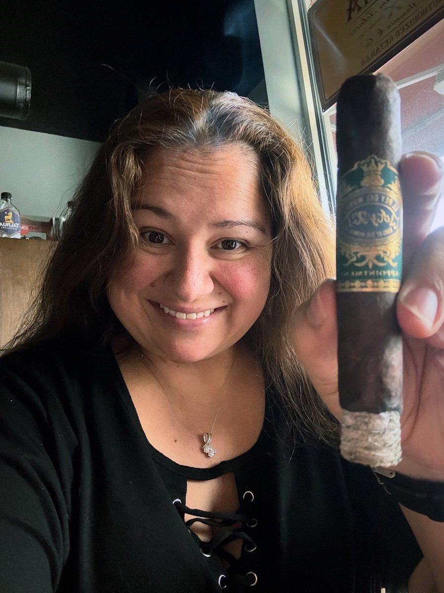 SophiaM41298966's tweet photo. El Rey Der Mundo Appointment Brazil Is a medium to tull-bodied protile that balances richness and smoothness. Expect layers of roasted nuts, a touch of spice, and a creamy texture that carries through the finish. #cigaroftheday #elreydelmundo #sophiassmokes #elcidscigarshop https://t.co/uWdDd3yT5s