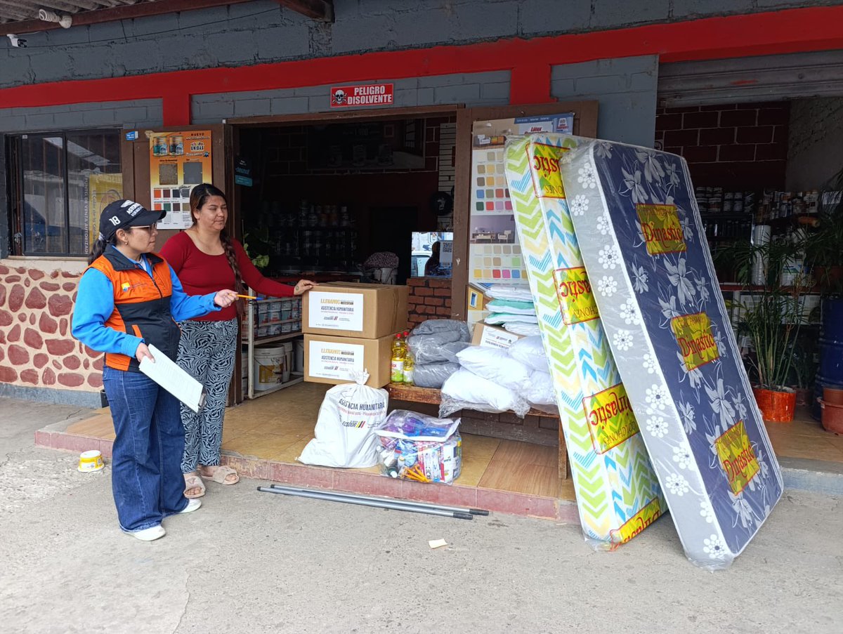 Riesgos_Ec's tweet photo. 📍 #Azuay | Santa Isabel

Debido a un incendio estructural registrado en la zona, el Gobierno Nacional, liderado por el presidente Daniel Noboa, está junto a la gente.

A través de la Secretaría Nacional de Gestión de Riesgos, brindamos atención a las familias damnificadas por este evento.

La asistencia fue entregada en:
🟪 Sector Ramal Viejo 
  
Seguimos en territorio, acompañando a nuestra gente y protegiendo vidas. 🇪🇨

@Presidencia_Ec  
@CaroLozanoHaro  
@goberazuay  

#GobiernoDelEcuador