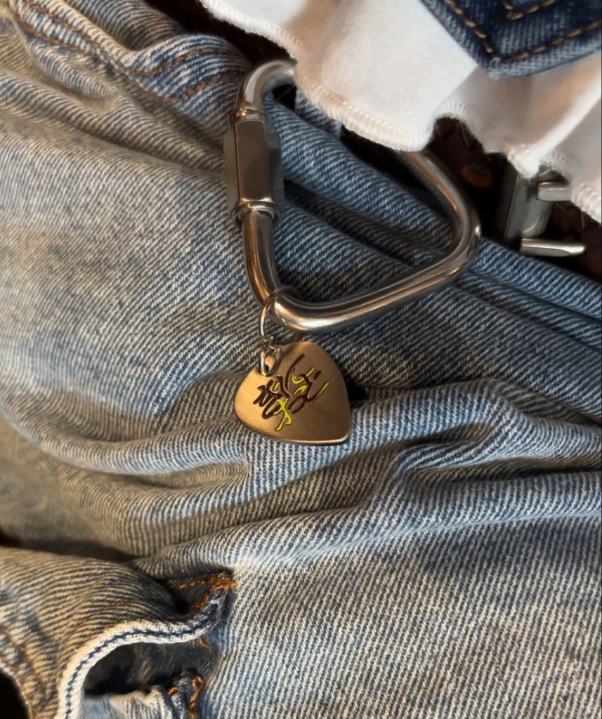 kyoruyeye's tweet photo. got my green yuri carabiner 💚 https://t.co/VJ0PV9Cndt