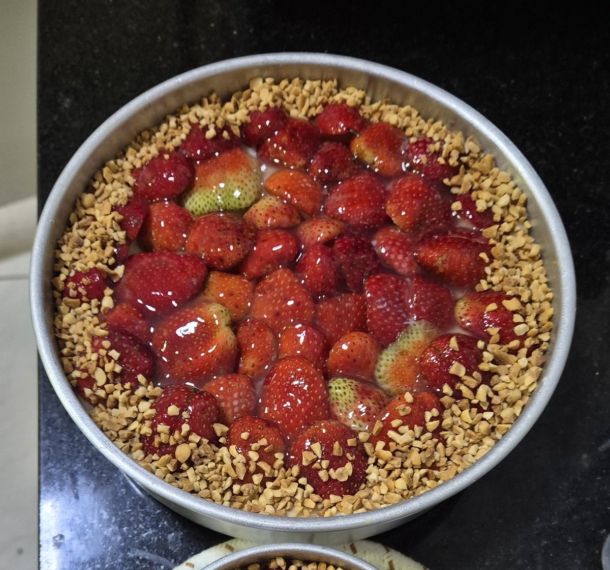 brujadenoir's tweet photo. vou receber umas amigas pela primeira vez dps que me mudei e fiz uma torta de morango pra gente https://t.co/UCIV56aK2z