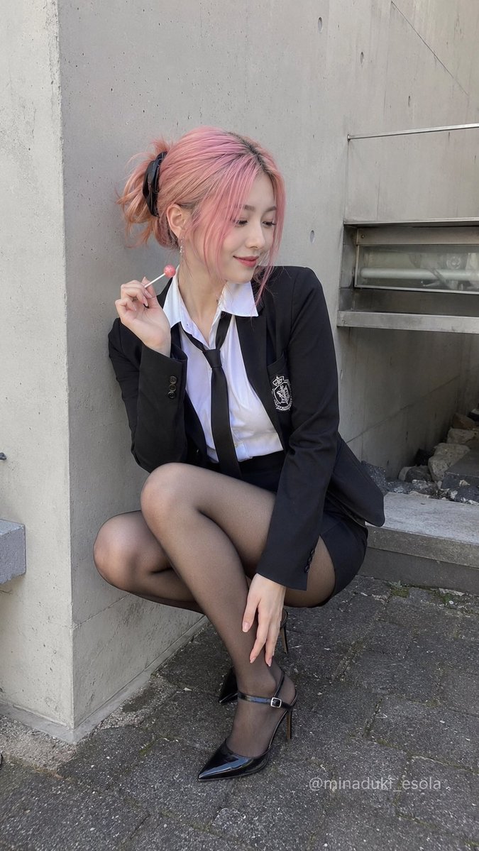 minaduki_esola's tweet photo. 韓国アイドル×黒スト、さすがに相性よすぎる
1〜4、どのシーンがいちばん刺さる？ https://t.co/e1KtKL7x7H