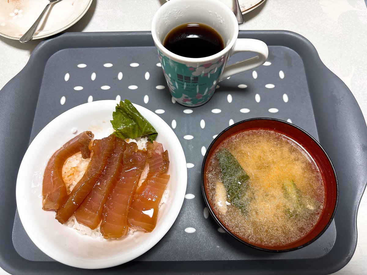 kiirochoco's tweet photo. おはようございます。
朝は夕食の残りです。

今日のコースはいつもより早く8時スタートします。
その為いつもは両親の朝食が終わってから準備するのですが今日は一緒にいただきます。

両親は残り物があろうとなかろうと朝はパンとコーヒーとヨーグルト。
何十年もそのスタイルです。 https://t.co/9PRRtwD6mP