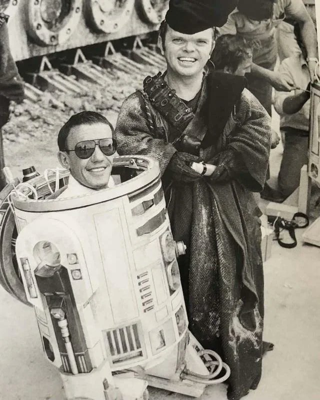 SciFiArchives's tweet photo. Kenny Baker and Jack Purvis on the set of Star Wars (1977) https://t.co/grC6uWKSk4