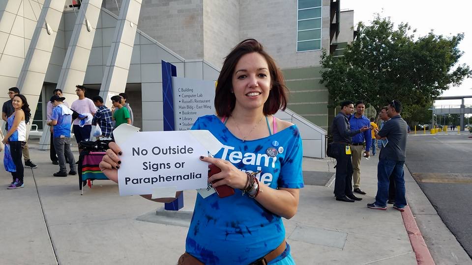 ChristineKramar's tweet photo. @LeftyWinter Not only did @BernieSanders campaign for Clinton in 2016 her tone deaf campaign didn’t allow anyone to have outside signs saying thank you Bernie. Which indeed piss off the crowds. #unityfail people remember how you treat them. https://t.co/8Czqhn6ENe