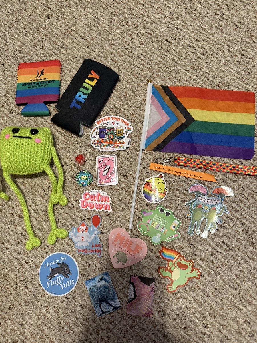 KarlySIO's tweet photo. Happy pride I love frogs https://t.co/x3wgpEvrQd