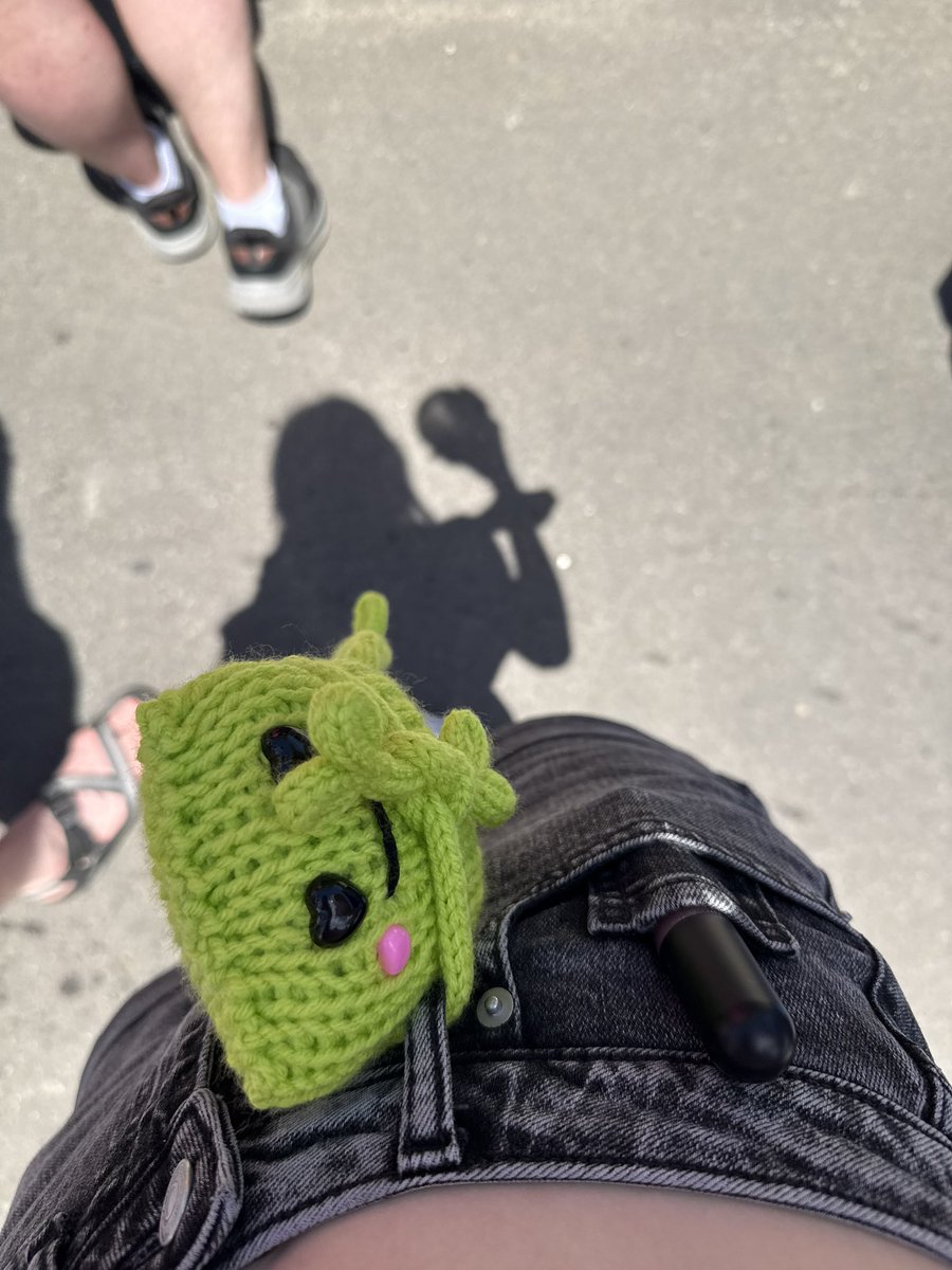 KarlySIO's tweet photo. Happy pride I love frogs https://t.co/x3wgpEvrQd