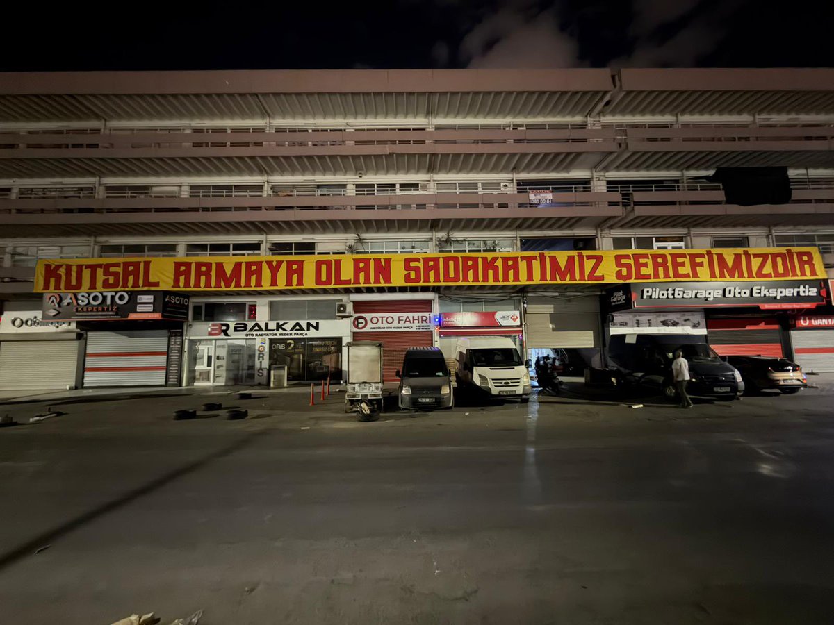 GoztepeFntc's tweet photo. KAPKARA GÖZLERİ GÖZTEPE’NİN NEFERLERİ !

26/27 ⏳ https://t.co/1fhklvVBpy