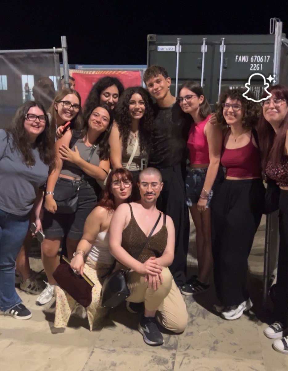 chiastra_'s tweet photo. FOTO DI GRUPPO CON BAD BUNNY ❤️ https://t.co/0AtVhwAQv2