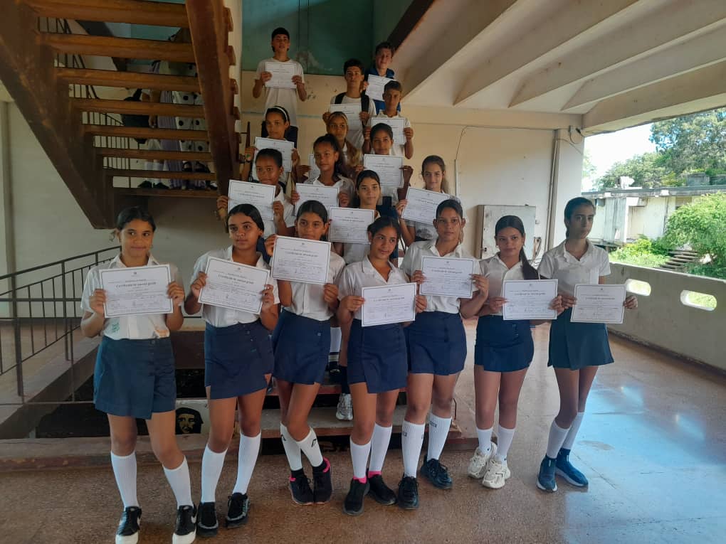 dgebatabano's tweet photo. ¡Qué momento tan especial!Celebramos el cierre de una importante etapa académica. Felicitamos a los estudiantes de 9no grado del Centro Mixto "República de Argelia" en Batabanó por su graduación. Les deseamos mucho éxito en el nuevo camino que comienzan.
 ¡Muchas felicidades! https://t.co/N9OBLFeqSB