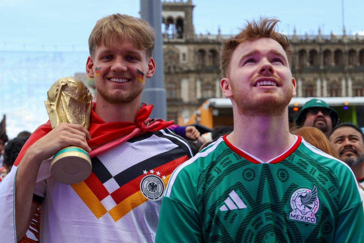El_Universal_Mx's tweet photo. ¡México se pinta de los colores alemanes! 🇲🇽🇩🇪

🥳 La afición teutona asistió al Fan Fest del Zócalo para presenciar el juego entre los germanos y Costa de Marfil, acompañados de la afición mexicana, la fiesta de la justa mundialista se hizo sentir

📸 Karla Guerrero | EL UNIVERSAL