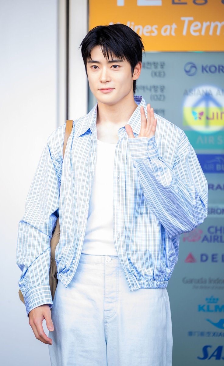 ellejapan's tweet photo. 【空港ファッション】#NCT #ジェヒョン さん、#坂口健太郎 さん、#ENHYPEN ら豪華セレブをキャッチ！

▼着用情報はこちら
https://t.co/BU8JRtSrII

#PradaSS27 #KentaroSakaguchi #Jaehyun #PRADAxENHYPEN https://t.co/VRh0KH4bYZ