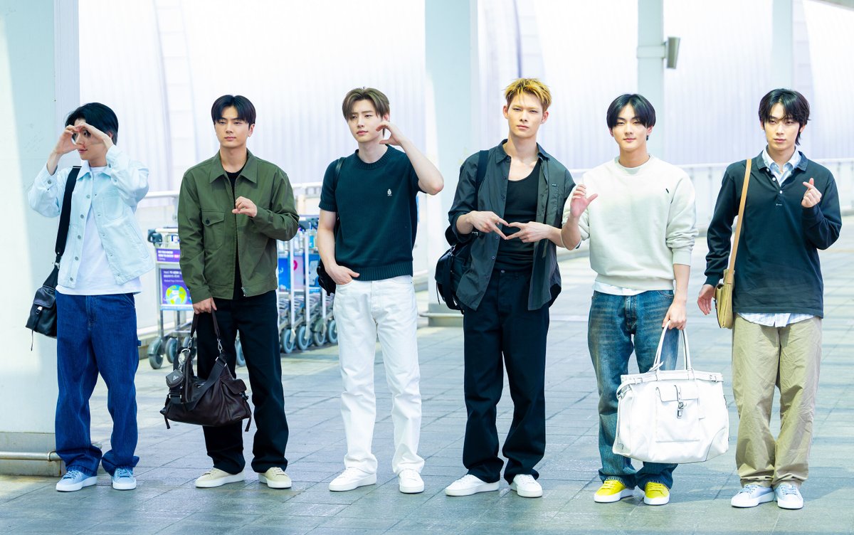 ellejapan's tweet photo. 【空港ファッション】#NCT #ジェヒョン さん、#坂口健太郎 さん、#ENHYPEN ら豪華セレブをキャッチ！

▼着用情報はこちら
https://t.co/BU8JRtSrII

#PradaSS27 #KentaroSakaguchi #Jaehyun #PRADAxENHYPEN https://t.co/VRh0KH4bYZ