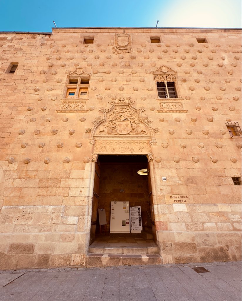 kafonca's tweet photo. Salamanca 🇪🇸 é uma joia, suas construções em arenito dão um tom dourado à cidade, muita beleza e dramaticidade por todo canto 

🎥📸 Kika https://t.co/3SkGb3wFVv