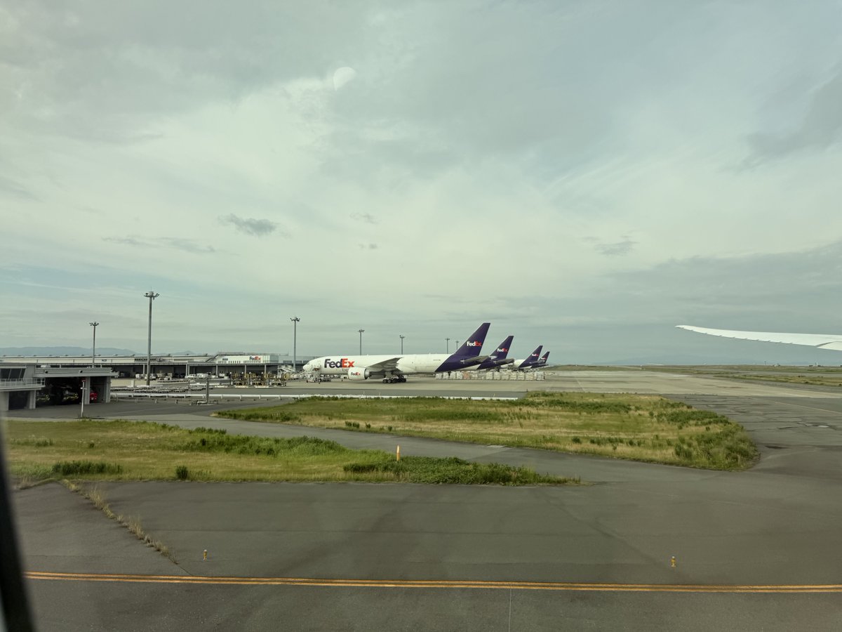 amasewing's tweet photo. 当社縫製工場terao-fで毎日利用しているアメリカ国際航空貨物運送会社FedExの飛行機がズラ〜リ https://t.co/3YTMOP8cL1