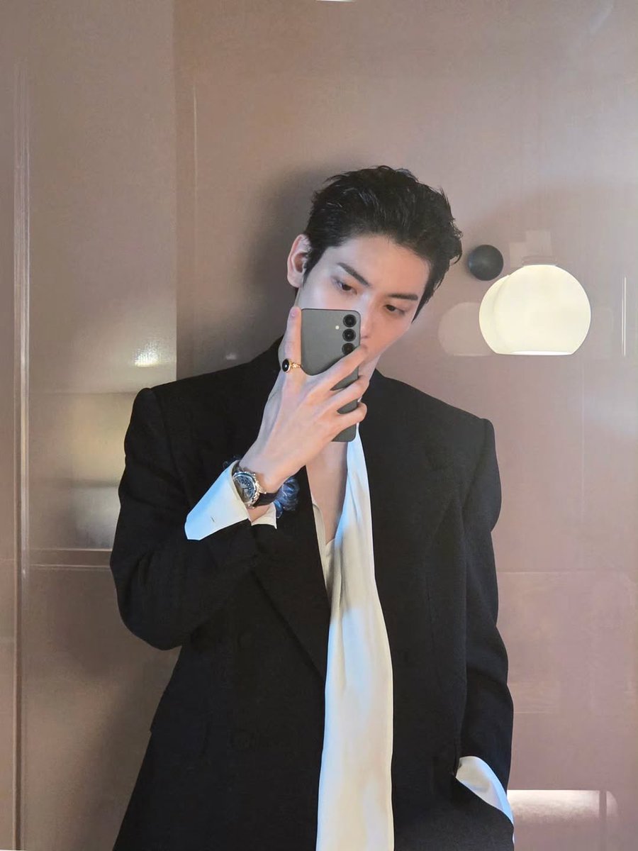 pagemoabin's tweet photo. 머리를 자비 없이 깠는데도 잘 어울리네 https://t.co/8jeFHxYLXY