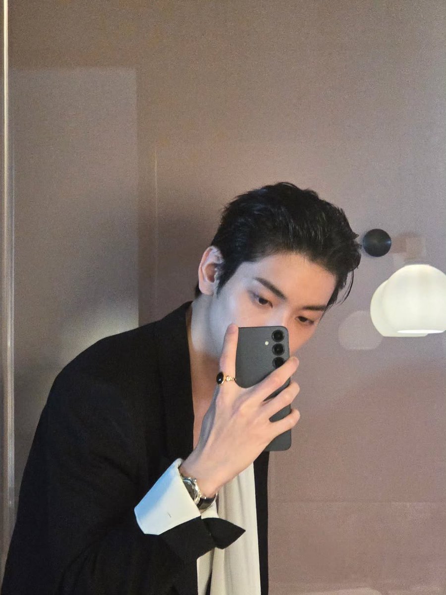 pagemoabin's tweet photo. 머리를 자비 없이 깠는데도 잘 어울리네 https://t.co/8jeFHxYLXY