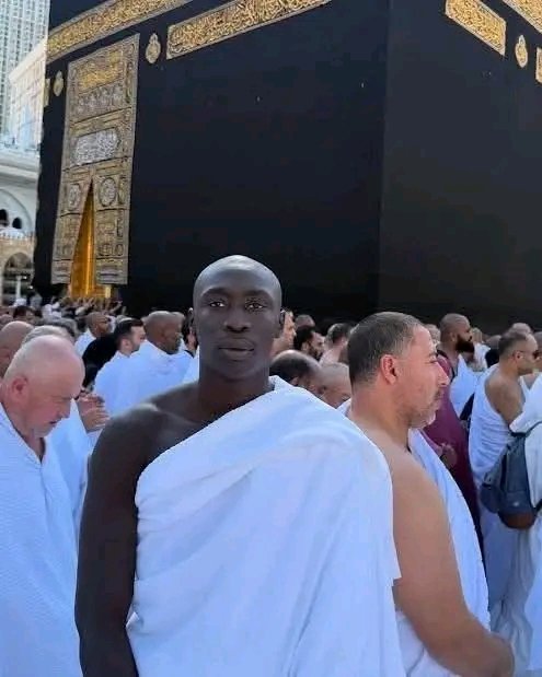 vanmutoka1's tweet photo. Le pèlerinage de 2026 : le business à 15 milliards de dollars de l'Arabie Saoudite.
Camara Laye attendait impatiemment que les statistiques de l'édition 2026 soient rendues publiques, pour établir un diagnostic chiffré et par conséquent réaliste et tangible. 
Le média Saoudien Al Majalla a dévoilé que l'Arabie Saoudite a amassé un revenu total d'environ 15 milliards de dollars à travers le récent pèlerinage de 2026. Ce qui constitue la deuxième plus grande source de revenu du pays, juste derrière ses gisements de pétrole. Camara Laye n'a plus besoin de vous dire que l'Arabie Saoudite est en business, pendant que les Mamadous et Fatoumatas croient être en adoration d'un dieu fictif, inventé de toutes pièces. Il n'y a rien de religieux ni de pieux dans cette arnaque! Il s'agit, tout bonnement, d'un business bien gras et juteux!
D'ailleurs, ce chiffre est soupçonné d'être, à dessein, revu à la baisse par le média Saoudien, pour cacher la vraie ampleur de l'arnaque. Le média américain CNN avait dévoilé qu'en 2022, le pèlerinage avait plutôt rapporté 30 millards de dollars à l'Arabie Saoudite. Ce qui dépasse le PIB de certains pays Africains.

Ce revenu de 15 milliards de dollars encaissé par l'Arabie Saoudite est alimenté par les dépenses des pèlerins en logement (il faut payer les tentes à Mina, les hôtels à la Mecque et les appartements à Aziziya), en transport (il faut payer son transport entre les différents points d'idôlatrie créés de toutes pièces), en nourriture (il faut payer ce qu'on mange et boit), et en aumône (il faut donner de l'argent pour les pauvres, argent qui finit dans le trésor de l'Arabie Saoudite). 

Les Mamadous et Fatoumatas constituent les plus gros dindons de la farce dans cette arnaque financière bien orchestrée. Pour le même prix qu'un pèlerin arabe ou asiatique, les tirailleurs Sénégalais, Maliens, Nigériens, Burkinabè, Tanzaniens etc .... sont largués dans des hôtels crasseux et dans des tentes délabrées, la discrimination raciale étant enracinée dans la culture isl_amique.

Cette deuxième plus grande source de revenu de l'Arabie Saoudite lui permet de gonfler son économie et le niveau de vie de sa population, mais surtout de financer le JNIM, l'AZAWAD, BOKO HARAM, ainsi que les mosquées en Afrique, pour piloter l'expansion du monde arabe et le grand remplacement au Soudan, en Mauritanie, au Tchad, au nord du Mali et du Niger, etc....

L'Africain mahométan épargne la fortune de toute sa vie, pour la verser à l'Arabie Saoudite, qui l'utilise pour réaliser ce qui est décrit au paragraphe précédent. Dans quel but ? Pour obtenir une pseudo bénédiction d'un dieu qui n'existe pas, dans un pays foncièrement négrophobe! Un dieu inventé de toutes pièces par un pé_d_ophile! Un dieu fainéant et négrophobe qui, après avoir créé les humains, les a livrés à eux-mêmes, s'est retiré dans son coin et a pris plaisir à observer, sans intervenir, les noirs être esc_lavag_isés et ca_str_és pendant 1300 par le monde arabo-mahométan.
Sacré Allah! Et sacré islam!

Les Textes de camara Laye
