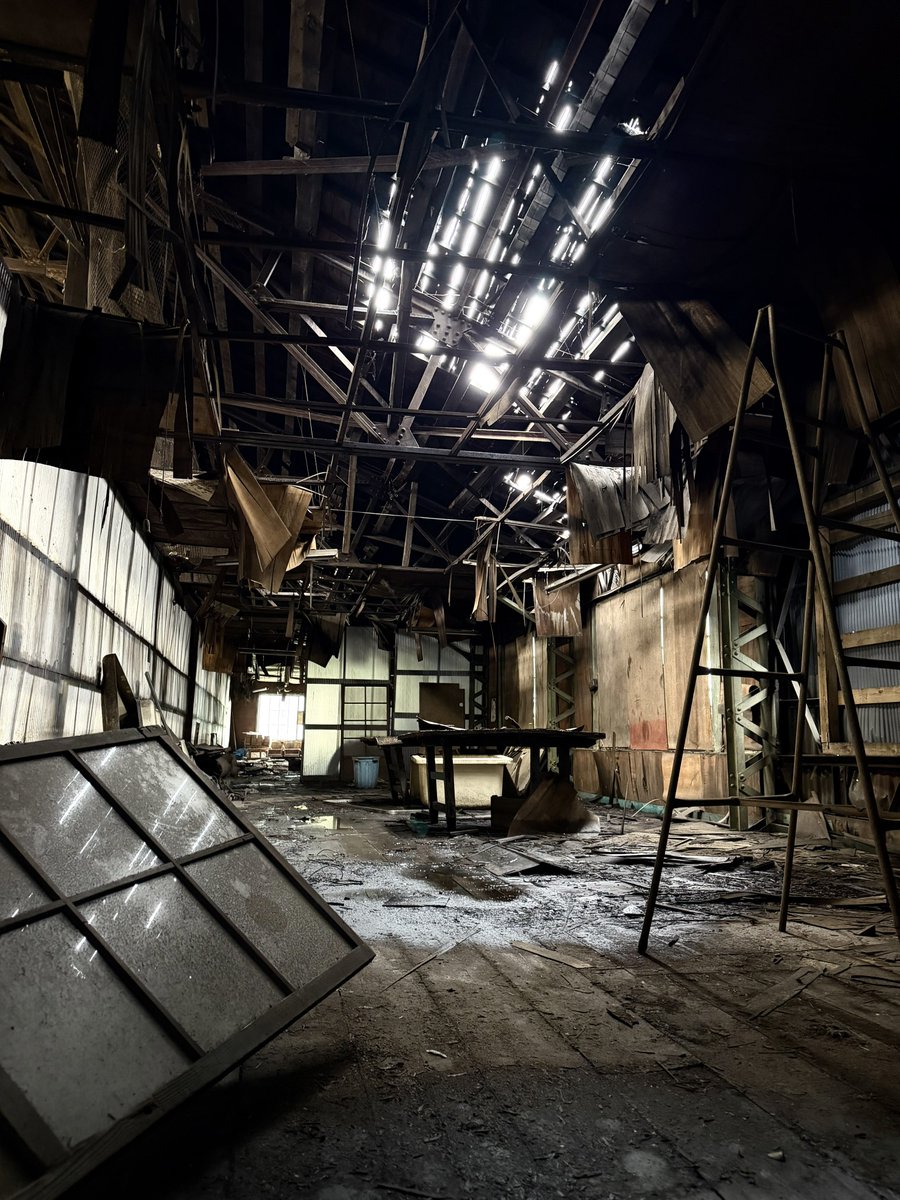 ruins_fictional's tweet photo. 小さな町の、巨大廃工場。

#廃墟 #廃工場 https://t.co/wVSWTdcbqO