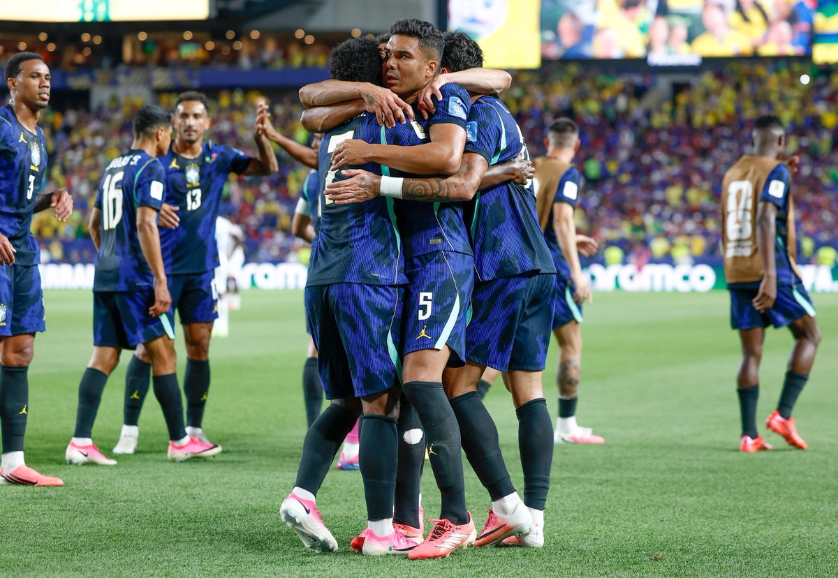 venecasagrande's tweet photo. A data do jogo do Brasil na próxima fase da Copa do Mundo não vai mudar independentemente da posição (em 1º ou em 2º). O que vai mudar é a logística e o horário, pois se passar em 2º jogará no México às 22h.

1º colocação: dia 29 de junho, segunda-feira, às 14h, em Houston.

2º colocação: dia 29 de junho, segunda-feira, às 22h, em Monterrey, no México.

Ou seja, além de teoricamente pegar um adversário mais complicado, a Seleção terá que mudar de sede e país, o que implica diretamente na preparação.

Foto: Rafael Ribeiro / CBF