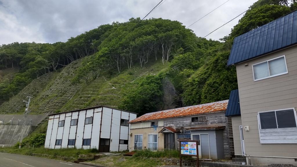 tomosan119's tweet photo. かつてのプレート境界
廃屋の辺りがユーラシアプレートと北米プレートの境界だったそうな。 https://t.co/BowIx34jBj