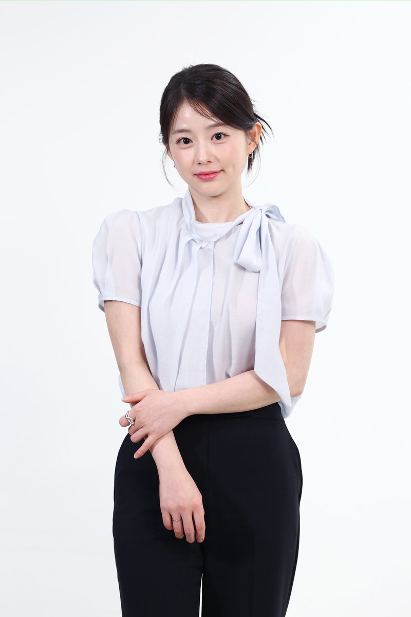 fallinbeen's tweet photo. chae seoan's interview mentioned iu and perfect crown! 

she said iu was always so warm. since they played a family in pc, they filmed in a really warm atmosphere. she said it seems like pc set will remain in her memory for a long time. she also said iu is going to invite her to her concert! 

ahhhh pls let team pc reunite at iu's concert 😭😭😭
