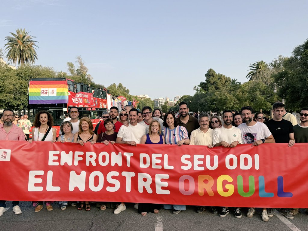 Jesus_Patraix's tweet photo. ❤️🏳️‍🌈La manifestacion del orgullo LGTBIQ+ recorre #Valencia bajo el lema "Por tus derechos, actua" combatiendo los discursos de odio y garantizando la igualdad de oportunidades. https://t.co/5TfE2deQo4