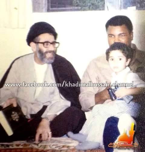 salmaanbraak's tweet photo. @menavisualss صورة نادرة للملاكم محمد علي كلاي في #ايران  مع الامام الشهيد على الخامنائي وبخضنه الامام مجتبى نجل الامام الخمنائي  A rare photo of boxer Muhammad Ali with the martyred Imam Ali Khamenei, and in his lap is Imam Mojtaba, the son of Imam Khamenei. https://t.co/w3avbej6zX