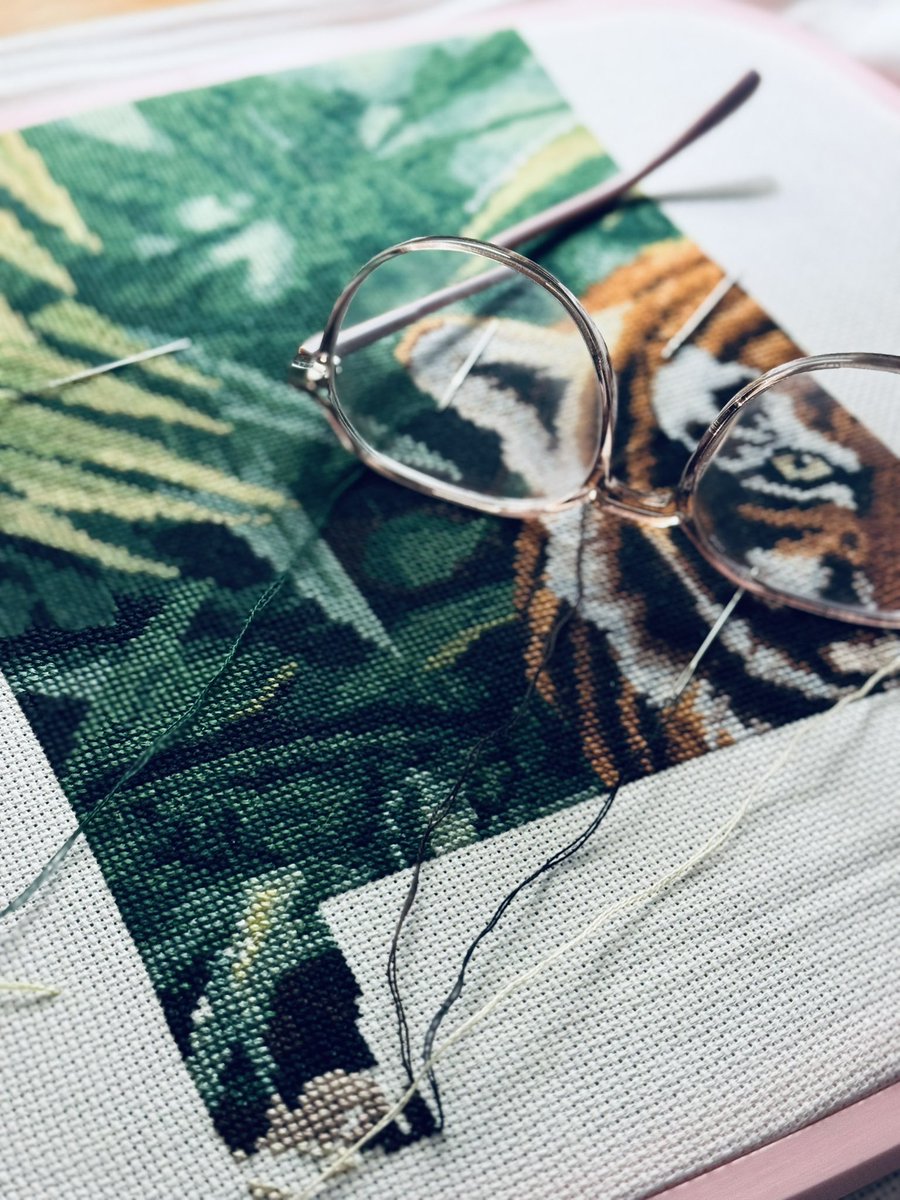 MrThreadStitch's tweet photo. Sometimes, you can see the picture forming beneath your needle. Other times, progress can be so slow that you wonder what you’ve been doing for hours. Tonight was the latter 🥴

#Sewing #Crafting #CrossStitch https://t.co/nqD6C4Lk8m