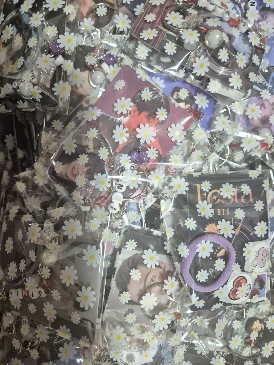 btshwnmnds's tweet photo. 210 llaveros, 110 ballenitas y 80 pulseras metidas a la maleta 🫶🏼 espero que nos las acepteis en madrid el 26 y 27 🥹😭 todos los freebies se han hecho con mucho cariño ❤️‍🩹
#ARIRANG_BTS #FREEBIES https://t.co/cLKZCzDLJa