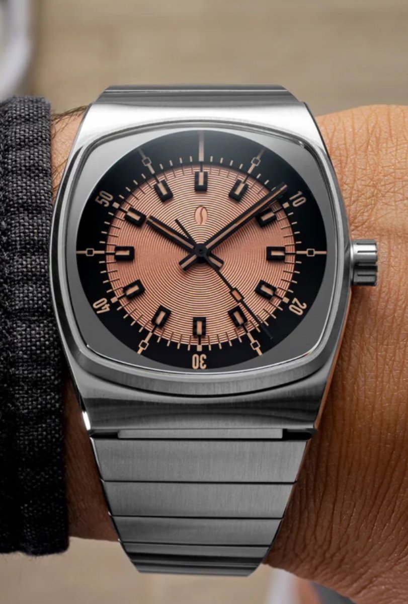 TamerSaito's tweet photo. Mikro saat markası 🇺🇸 Brew Watch Co tasarımcı Jonathan Ferrer tarafından New York'ta kuruldu.

Retro TV kasa tasarımları ve kahve kültüründen beslenen detaylarıyla saat dünyasında tamamen kendine has bir kulvar yarattı

Fotoğraf : Metric - Manual Wind Copper

Fiyat : 774,95 € https://t.co/Rf9utJuqaD