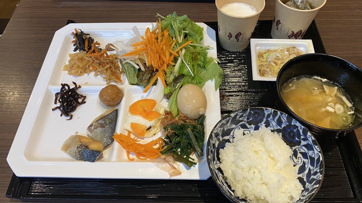 gomax20141's tweet photo. 1週間ほど続く出張で
毎朝ひたすらに
同じような朝食が続いてます
昨日からは長野に滞在
あいにくの雨ですが
きょおもおしごとおしごとっ https://t.co/zZlCyYSkZx
