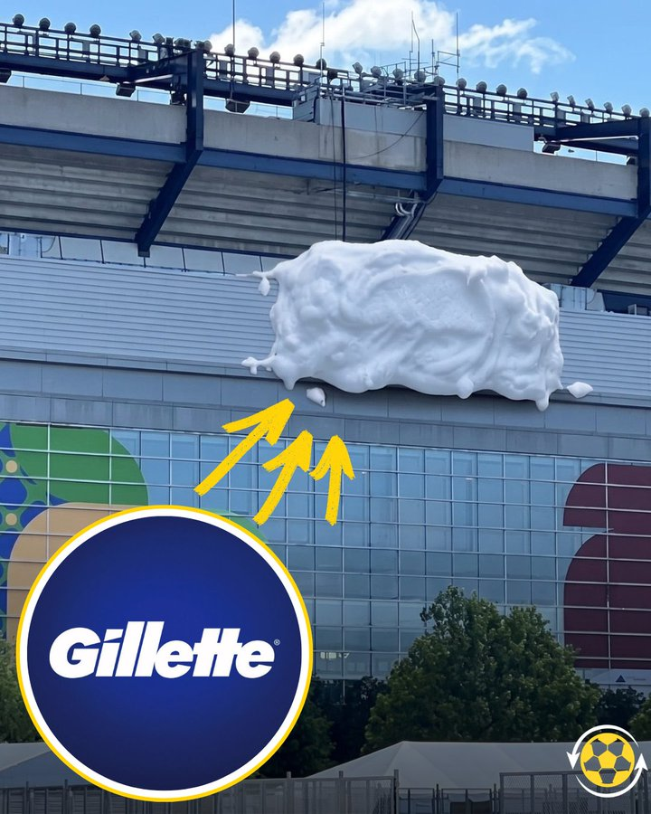 TTendenciaX's tweet photo. "Genios":
Porque la FIFA le pidió a Gillette que ocultara su logo en el Gillette Stadium porque no era un patrocinador oficial del Mundial 2026 y la marca se las ingenió para tapar el cartel. https://t.co/CSyxh9BpL8