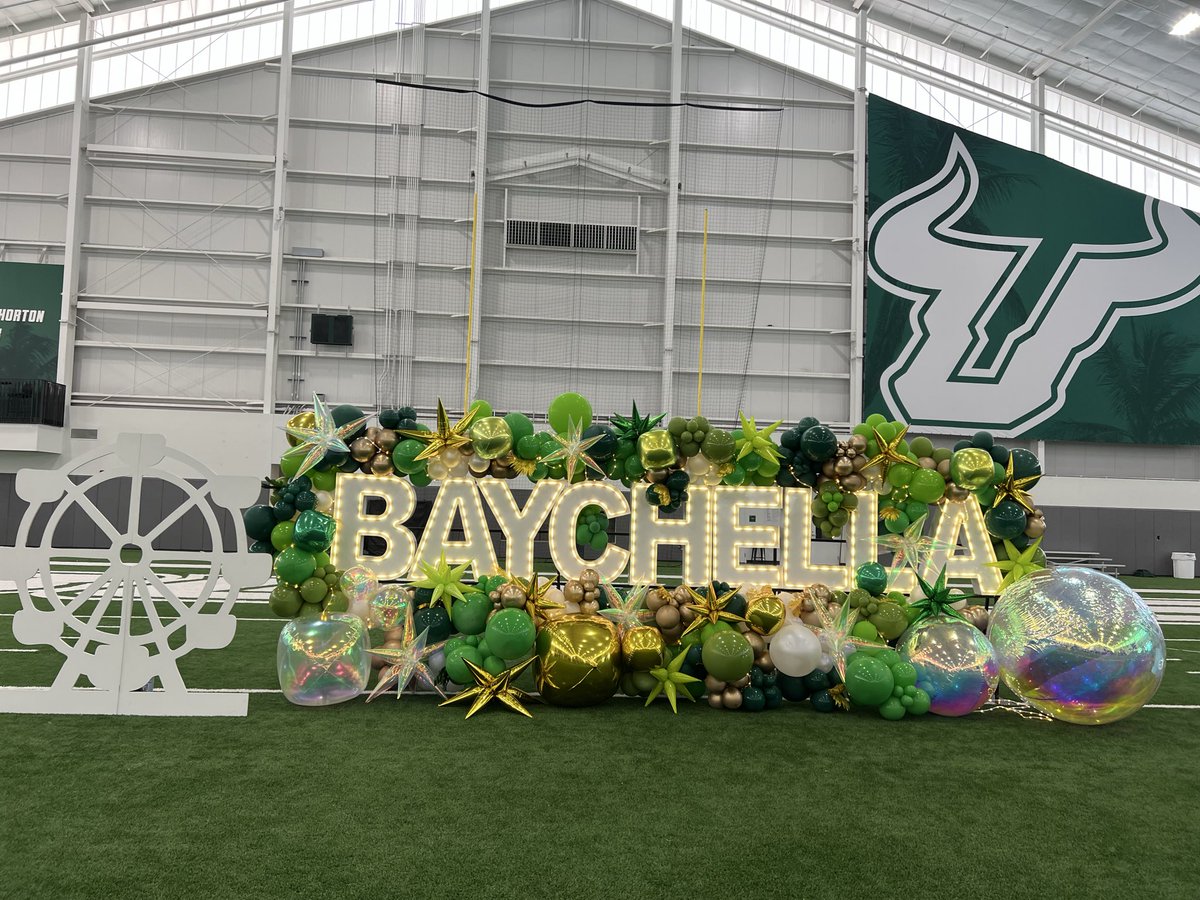 RHiggins_USF's tweet photo. Scenes from another “💯⛽️!! 🚫🚗🛑!!!” Saturday:
🤘🏻@USFMBB is putting in the work. Bulls Nation is going to love this team!
🤘🏻Fourth of four OV weekends for @USFFootball. Every detail has been curated to perfection! 
🤘🏻The crew is making great progress on our new home! 

No better time to be a Bull! LFGB!!! 🤘🏻😤
