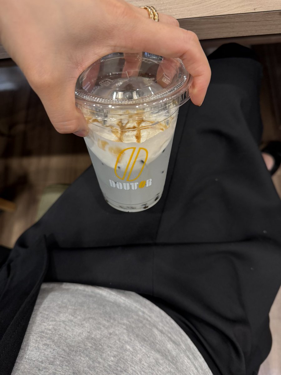 Imuubiubiu's tweet photo. @AkgTakeyoshi 日本のコーヒー企業はアメリカ企業に永遠に勝てないと思う。Lサイズを注文しても中身はSサイズ並み。こういう細かいところで消費者から��益を絞り取る体質を続けていたら、衰退していくのも時間の問題だ。 https://t.co/DasLT8tDJt