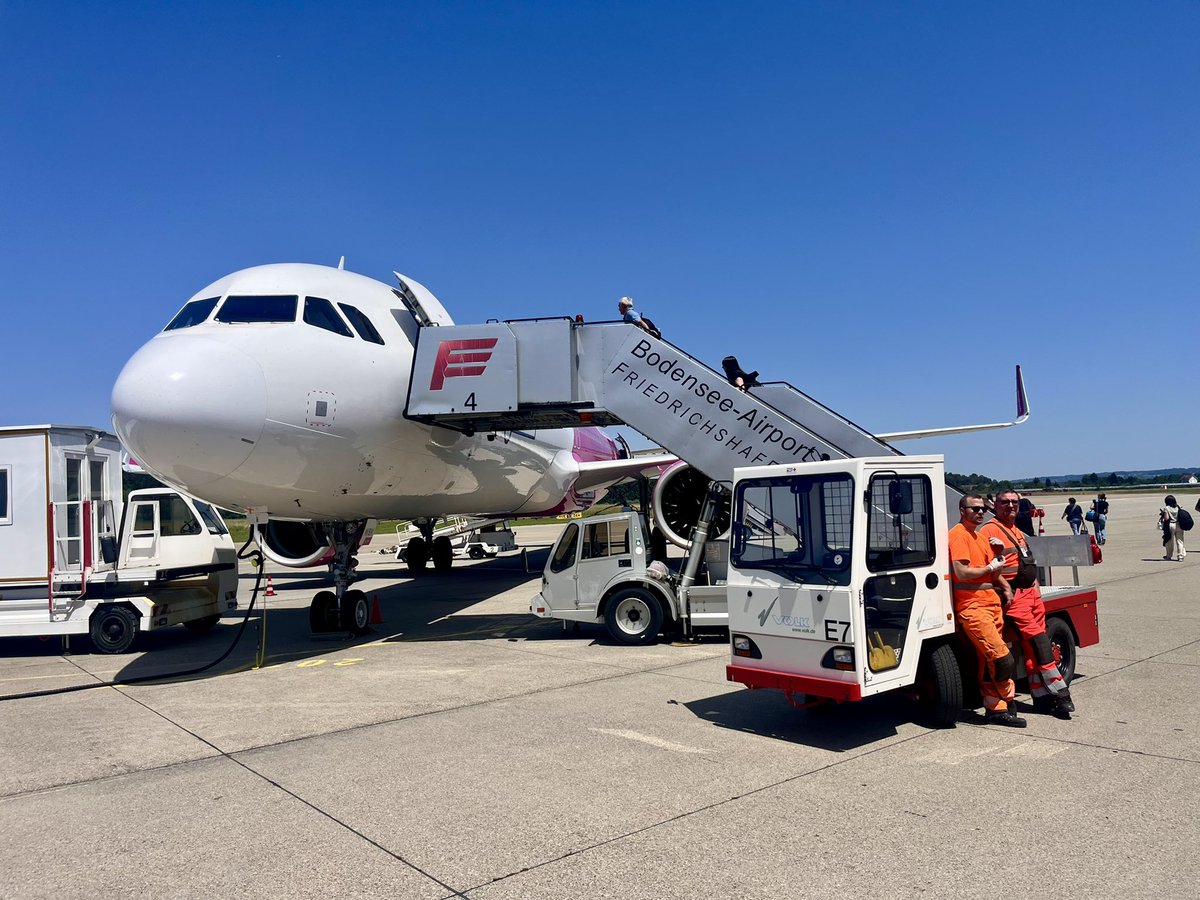 goranhuber's tweet photo. Pravo je zadovoljstvo leteti sa #WizzAir iz Friedrichshafena (#FDH). Mali aerodrom sa 5-6 letova dnevno, nema gužvi, nema čekanja, lep mali duty free. #Dornier muzej pored aerodroma. Baš sve po meri čoveka. Jedino morali peške na 32 C sa koferima preko piste do Wizz aviona, ova dvojica radnika ćute, gledaju u pod, kažu neće da plate autobus, muljaju nešto sa Bugarima, nepropisno održavaju avione, sve nam to ispričaše, neprijatno njima, neprijatno nama…na kraju nam rekoše da se nadaju da će AirSerbia poceti što pre da leti po međunarodnim standardima za FDH da smeju da pogledaju putnicima u oči, još jednom nam se izvinjavali na neprijatnosti i rekoše ako možemo da prenesemo AV pouku da li bi on prihvatio da bude direktor aerodroma FDH kad podnese ostavku na mesto predsedika Srbije, jer njima u Nemačkoj trebaju takvi kadrovi da podignu produktivnost i izgrade novi Friedrichshafen na vodi, jer sadašnju gradsku vlast u Friedrichshafenu narod neće.