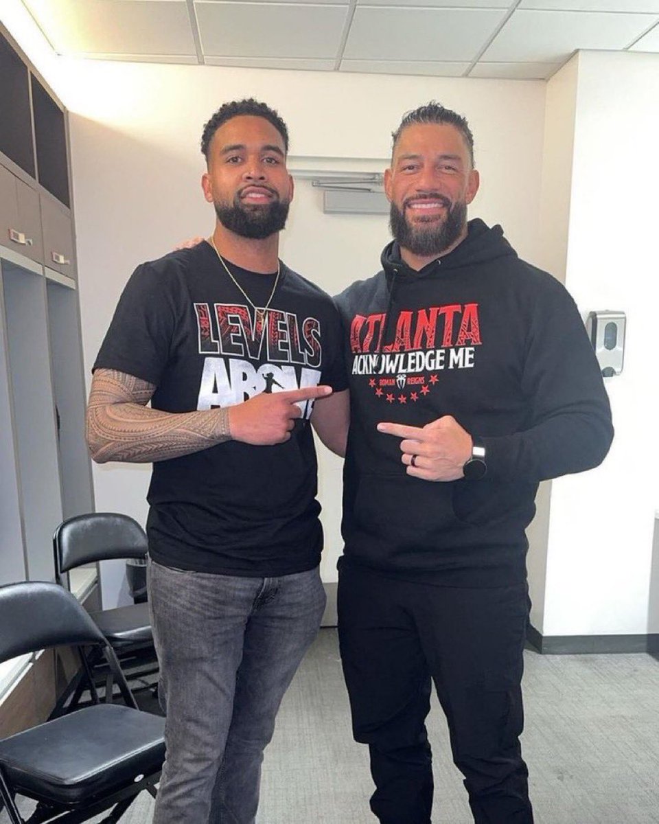 FadeAwayMedia's tweet photo. Roman Regins with his cousin Jason Anoaʻi  🩸 https://t.co/V1WK4itL8k