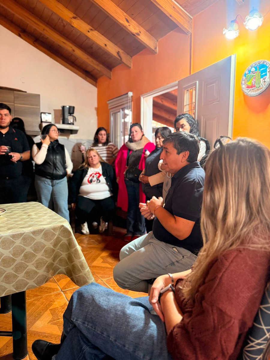 CQuintriqueoOk's tweet photo. Hoy continuamos charlando con vecinas y vecinos de #Plottier.

Compartimos un análisis sobre la crítica situación que atraviesa la localidad: falta de empleo, más pobreza y menos oportunidades para las y los jóvenes.
Es indispensable seguir construyendo fuerza desde las bases para recuperar lo que se ha perdido y generar una alternativa que vuelva a poner en el centro las necesidades de nuestro pueblo.

#MásPorNeuquén sigue creciendo y construyendo en desee el barrio.